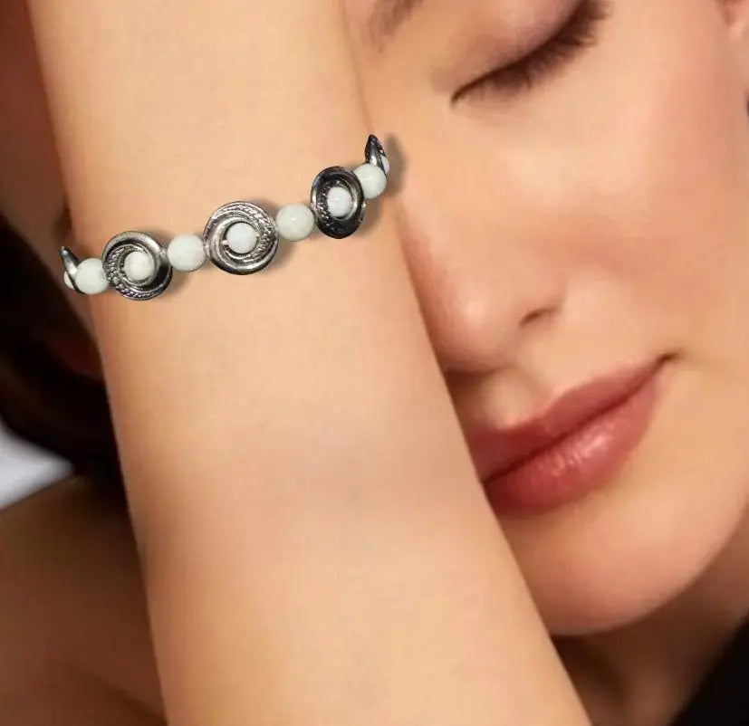 Mother of pearl beaded bracelet with elastic band | seashell jewelry for women