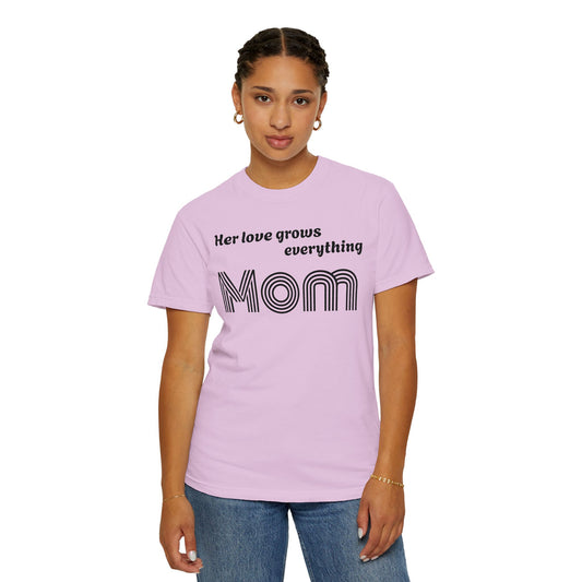 Mom T-Shirt — “Her Love Grows Everything” Retro Mom Tee for Mother's Day