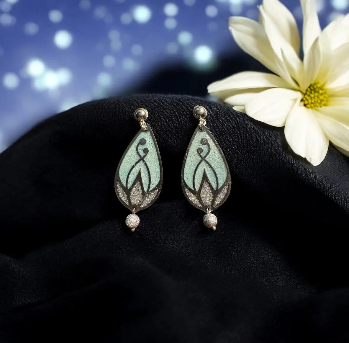 Minimal Resin Flower Earrings