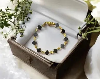 Handmade clover bracelet | Van Cleef inspired glass beads, magnetic clasp, perfect gift for women